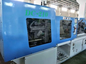 Hwa Chin 210t mai launi biyu da aka yi amfani da Injection Molding Machine.