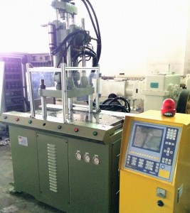 Kinki 45t istifadə Şaquli Injection Molding Machine (ikiqat sürüşmə cədvəl)